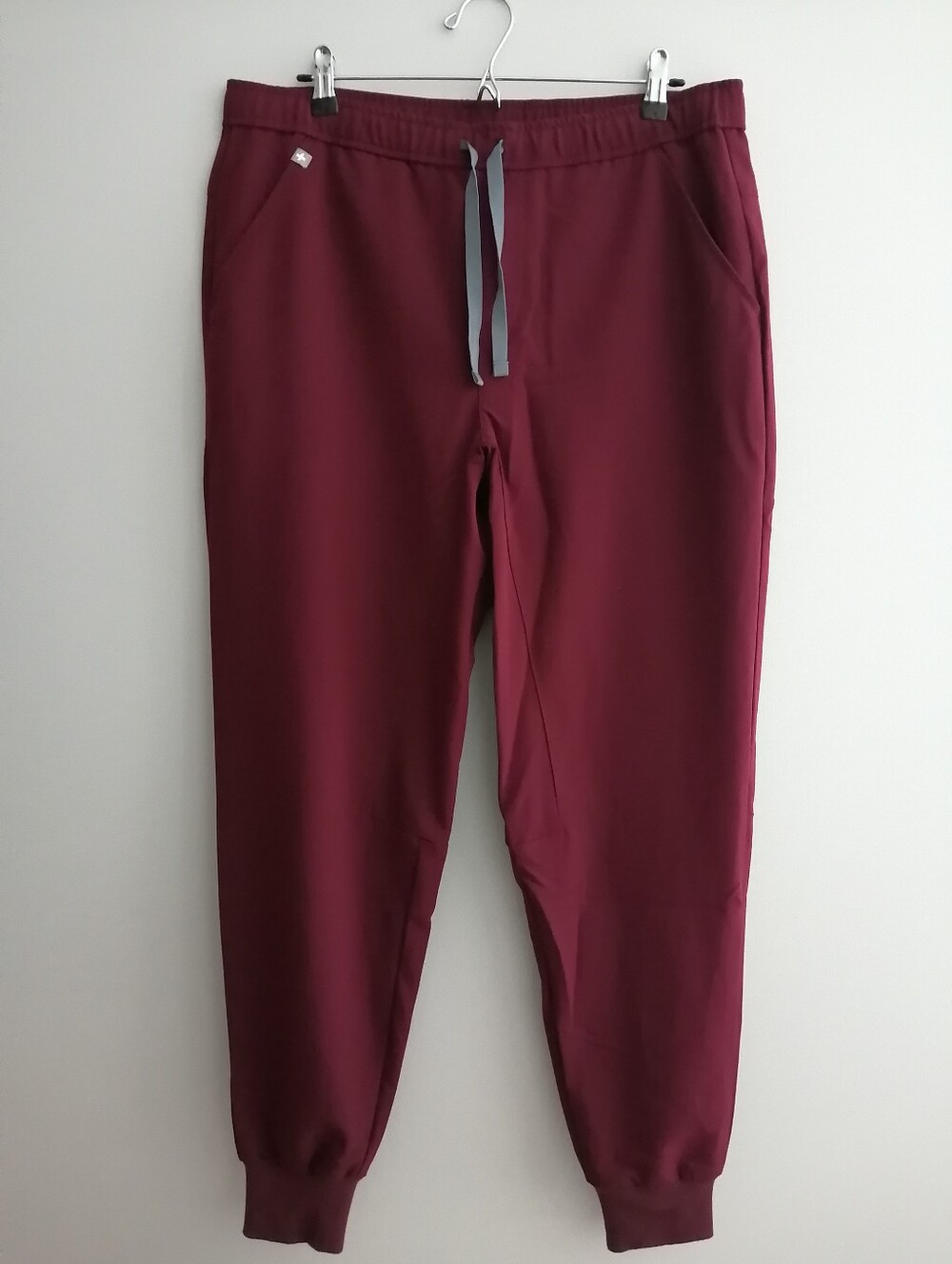 NWT Figs Men's Tansen Jogger 2.0 Scrub Pants Burgundy Size Large